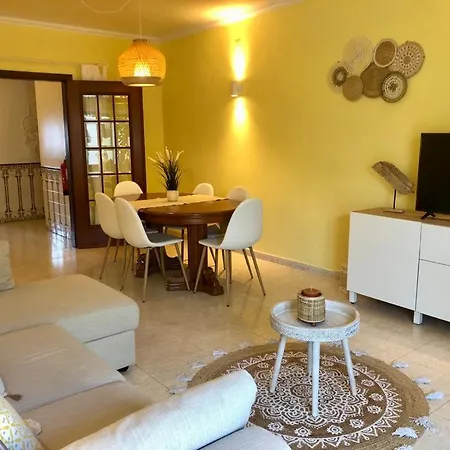 Apartment Spacious Pool & Patios